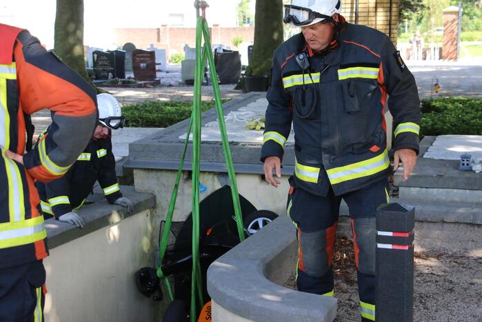 Man rijdt met scootmobiel grafkelder in