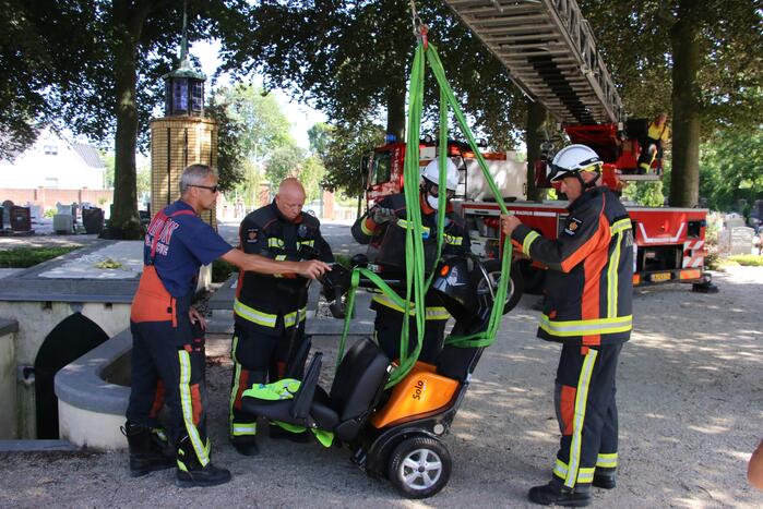 Man rijdt met scootmobiel grafkelder in