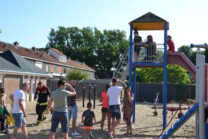 Jongeman vast in met knie in speeltoestel