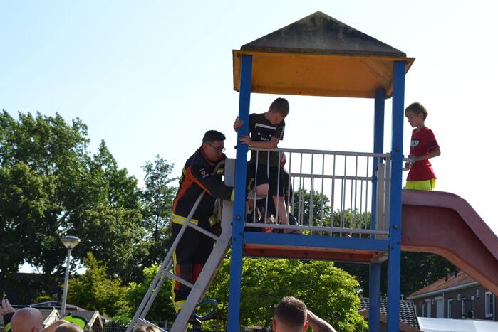Jongeman vast in met knie in speeltoestel