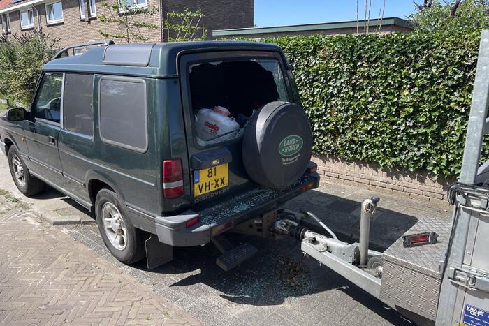 Achterruit 4x4-voertuig ingeslagen en tuingereedschap verdwenen