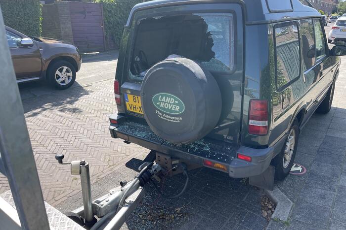 Achterruit 4x4-voertuig ingeslagen en tuingereedschap verdwenen