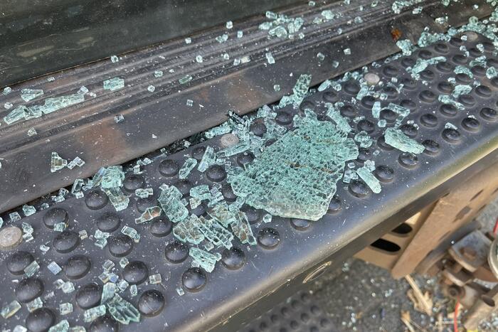 Achterruit 4x4-voertuig ingeslagen en tuingereedschap verdwenen