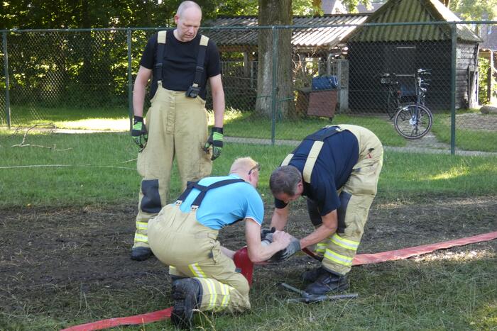 Brandweer vult nieuwe dierenvijver