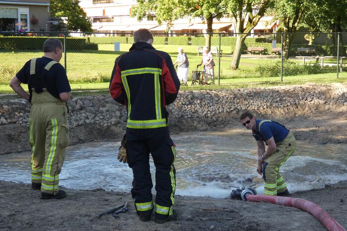 Brandweer vult nieuwe dierenvijver