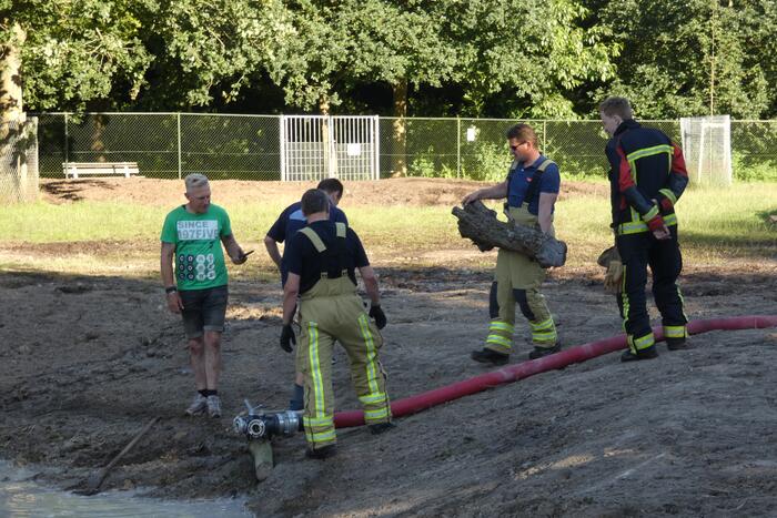 Brandweer vult nieuwe dierenvijver