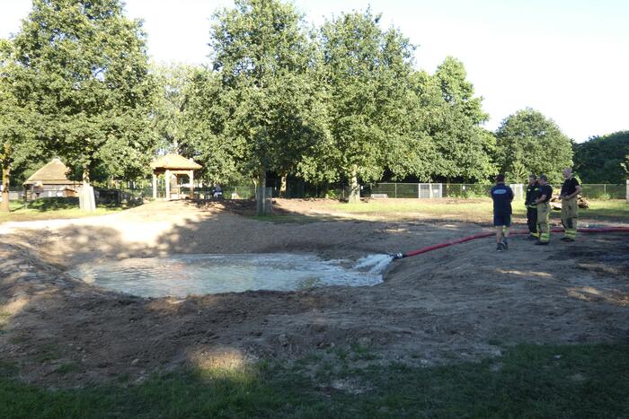 Brandweer vult nieuwe dierenvijver