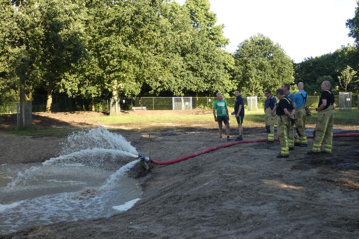 Brandweer vult nieuwe dierenvijver