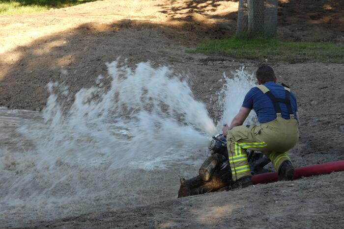 Brandweer vult nieuwe dierenvijver