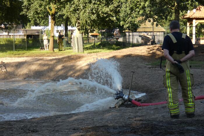 Brandweer vult nieuwe dierenvijver