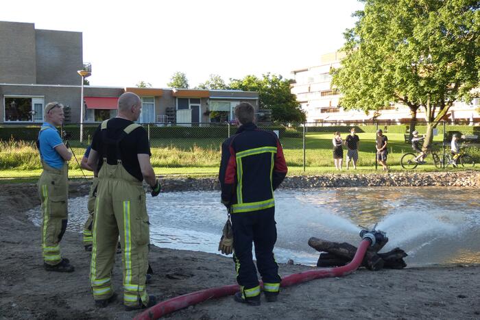 Brandweer vult nieuwe dierenvijver