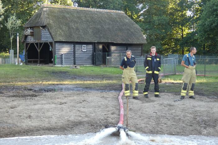 Brandweer vult nieuwe dierenvijver