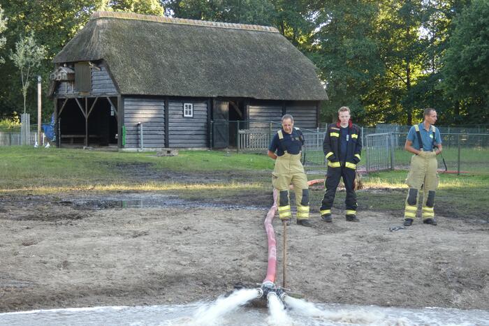 Brandweer vult nieuwe dierenvijver
