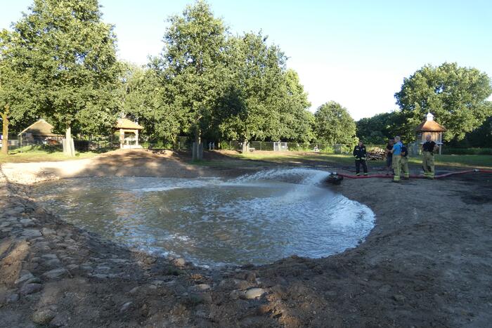 Brandweer vult nieuwe dierenvijver