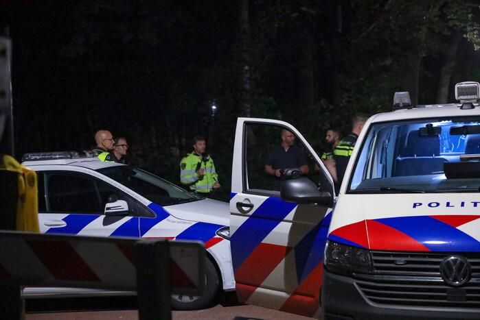 Politie zoekt naar vermist minderjarig meisje in bos