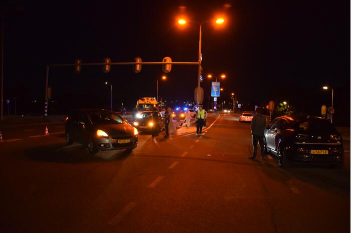 Auto rijdt door rood en botst op andere weggebruiker