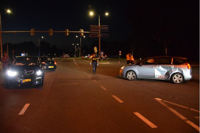 Auto rijdt door rood en botst op andere weggebruiker
