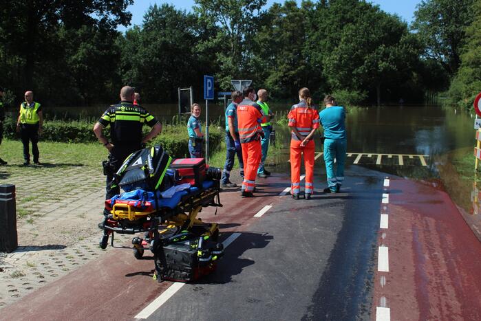 Persoon te water bij overstromingen