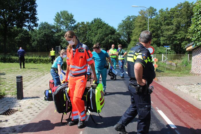 Persoon te water bij overstromingen