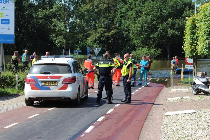 Persoon te water bij overstromingen
