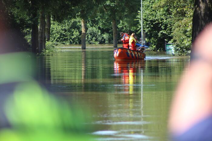 Persoon te water bij overstromingen