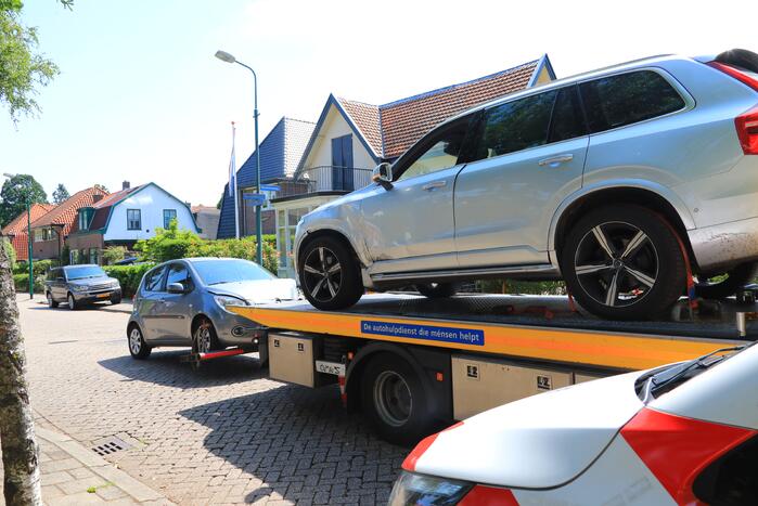 Auto's botsen op kruising