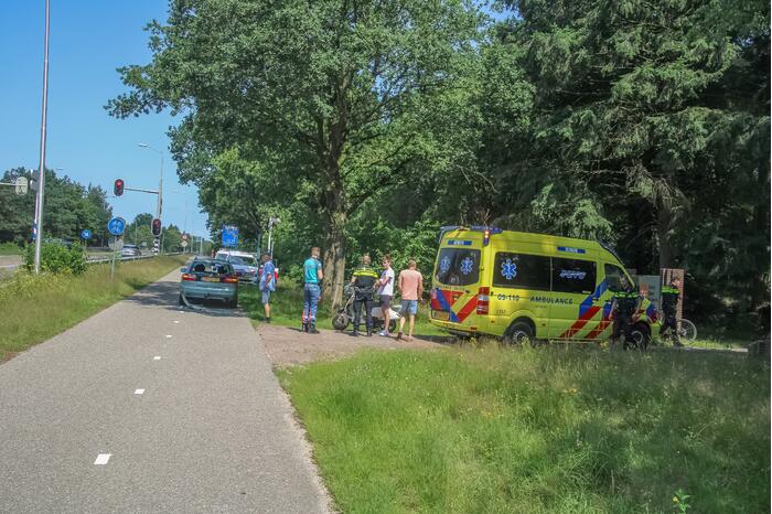 Scooterrijder botst met scooter achter op auto