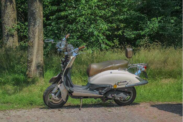 Scooterrijder botst met scooter achter op auto