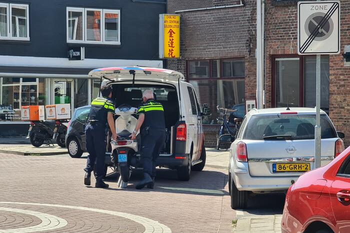 Scooterrijder slaat op de vlucht