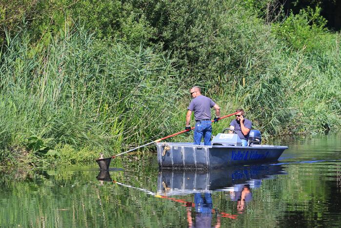 Waterschap haalt emmers met dode vissen uit Valleikanaal