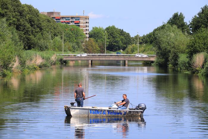 Waterschap haalt emmers met dode vissen uit Valleikanaal