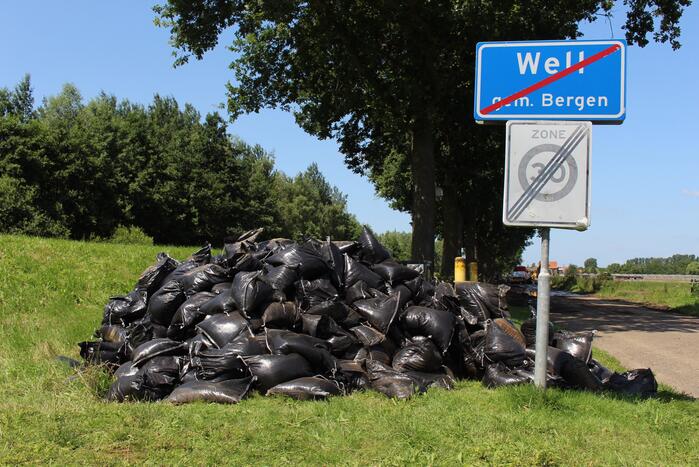 Leger versterkt dijk met zandzakken