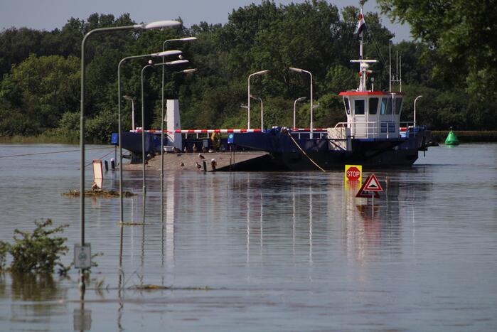 Leger versterkt dijk met zandzakken