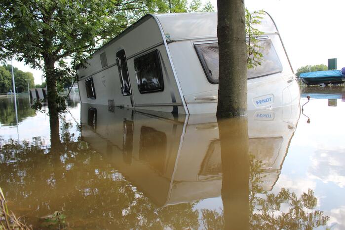 Leger versterkt dijk met zandzakken