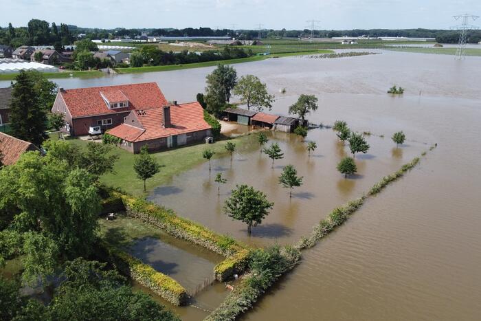 Leger versterkt dijk met zandzakken