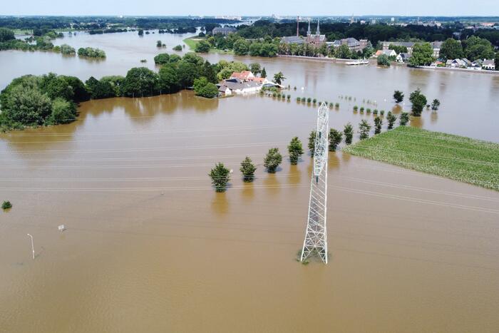 Leger versterkt dijk met zandzakken