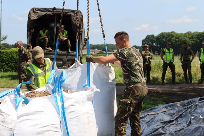 Leger versterkt dijk met zandzakken