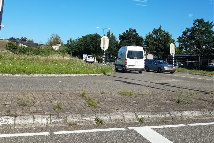 Bestelwagen vol met lachgas flessen botst op personenauto