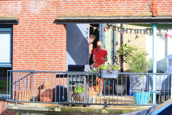 Barbecue met gasfles vat vlam