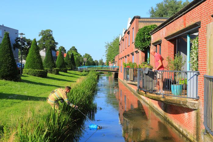 Barbecue met gasfles vat vlam