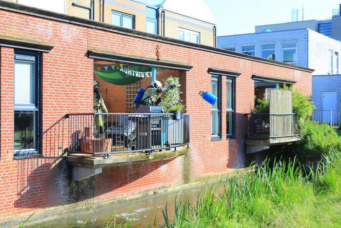 Barbecue met gasfles vat vlam