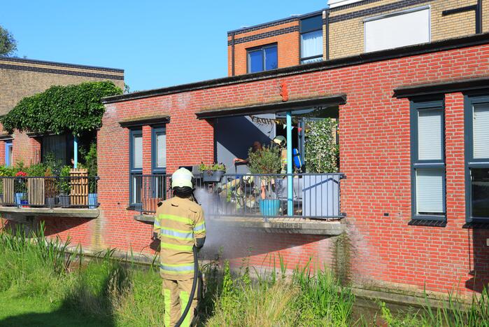 Barbecue met gasfles vat vlam