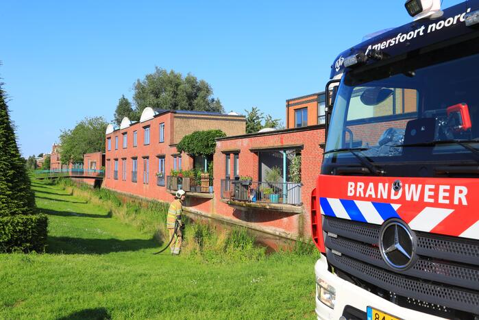 Barbecue met gasfles vat vlam