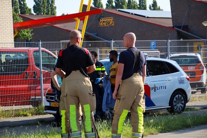 Personenauto rijdt hekwerk van kinderdagverblijf in