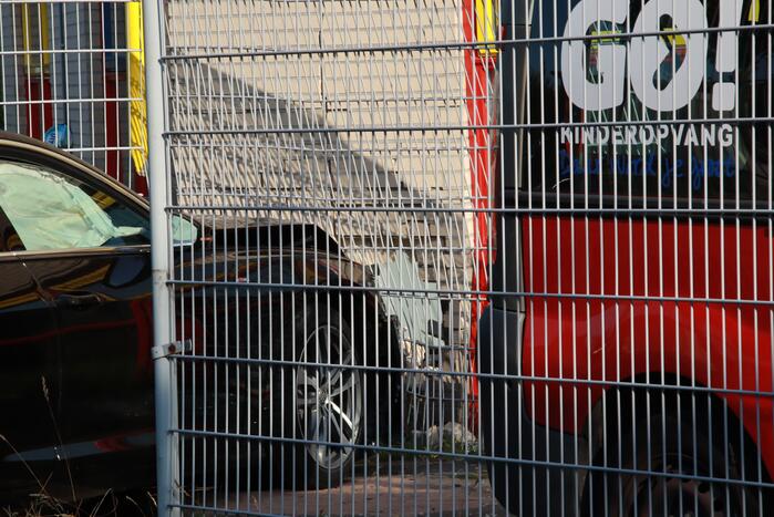 Personenauto rijdt hekwerk van kinderdagverblijf in
