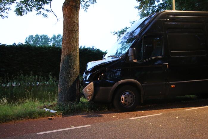 Bestelbus kom tegen boom tot stilstand