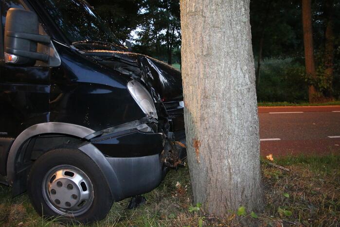 Bestelbus kom tegen boom tot stilstand