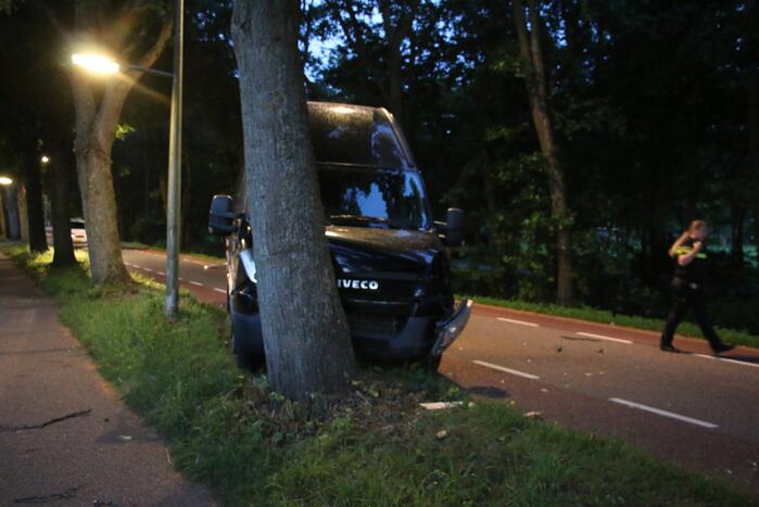 Bestelbus kom tegen boom tot stilstand