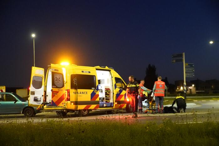 Scooterrijder gewond op rotonde