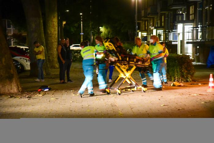 Man zwaargewond na schietpartij op straat